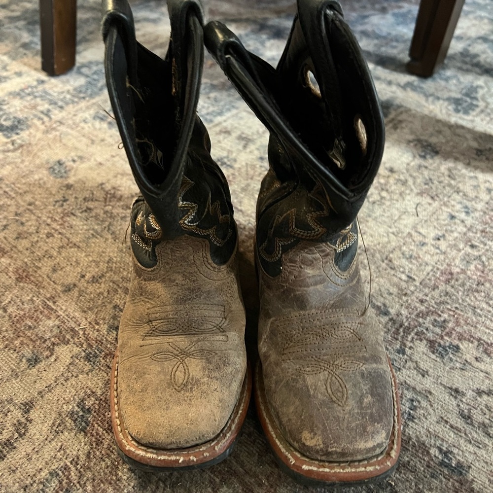 Good boots , heavy , alota wear left in them ! Leather distressed Price is Firm